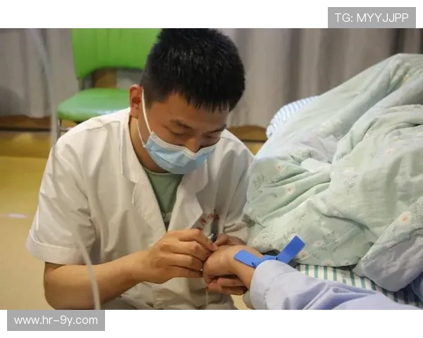 足球运动员因疲劳在赛后坚持挂水打点滴彰显顽强职业精神风采魅力